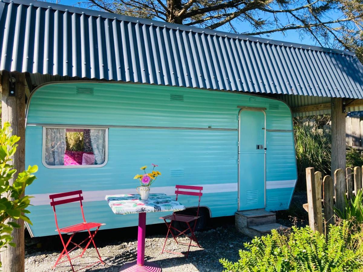 Retro Caravans At Valentia Island Escape Hotel Chapeltown Exterior photo