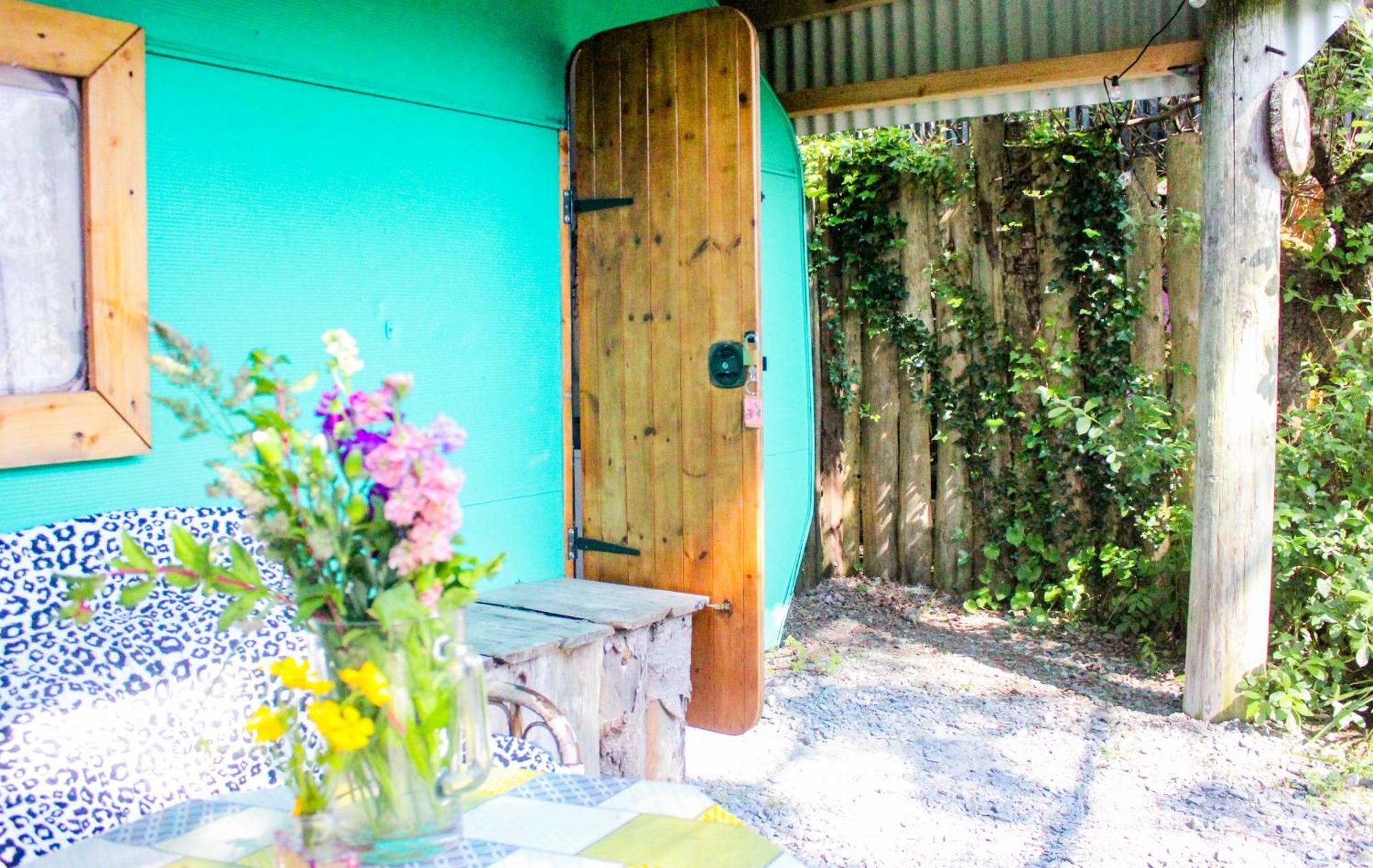 Retro Caravans At Valentia Island Escape Hotel Chapeltown Exterior photo